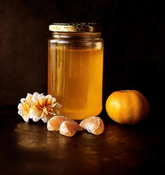 Verschiedene Honiggläser mit Löffel