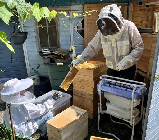 Familie hilft beim Etikettieren von Honiggläsern