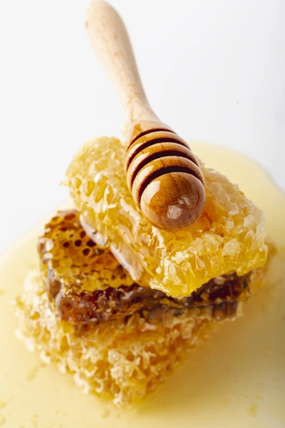 Honig wird von Hand abgefüllt